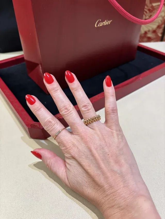 網民分享&nbsp;Cartier Clash&nbsp;戒指與其他戒指疊戴（stacking）佩戴效果。