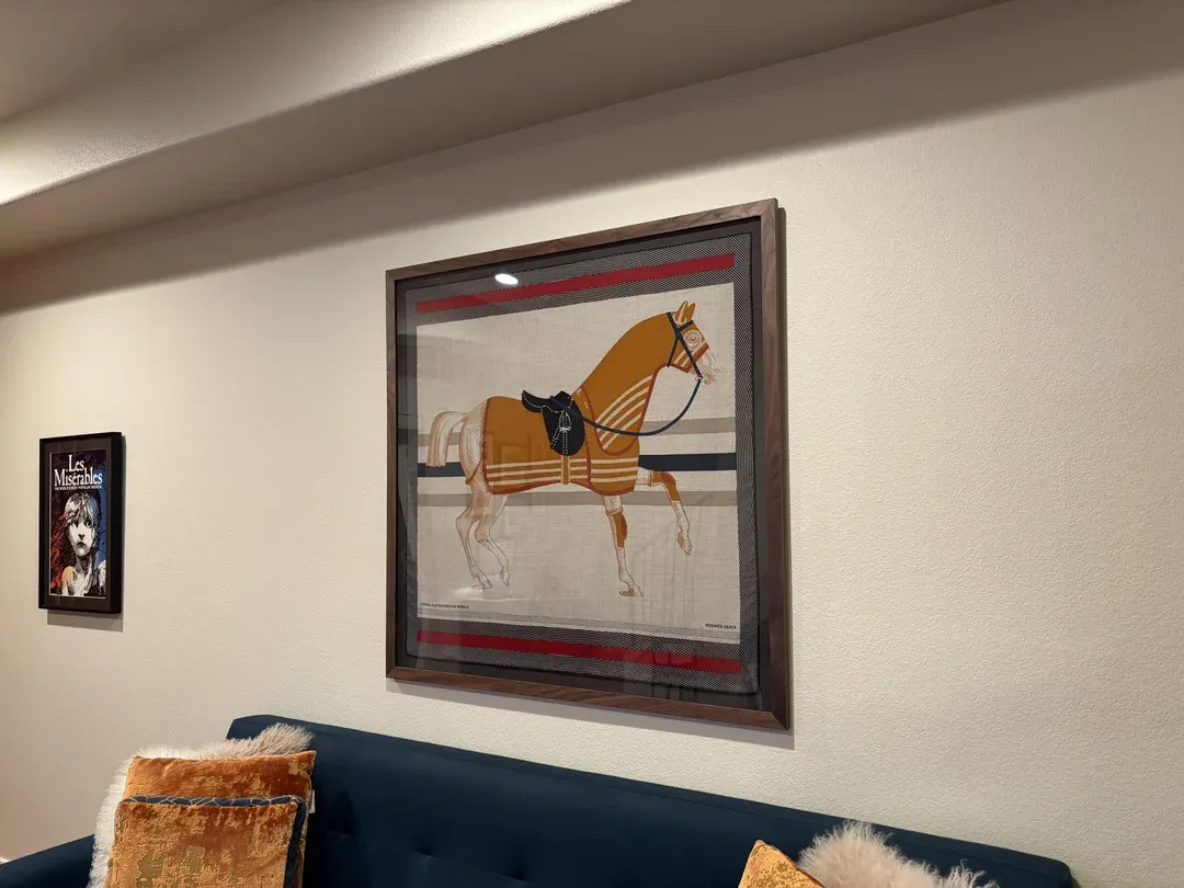 用家分享將&nbsp;Hermès&nbsp;絲巾裝裱後掛喺客廳牆上，將&nbsp;Carré&nbsp;圖案當作家居藝術裝飾。