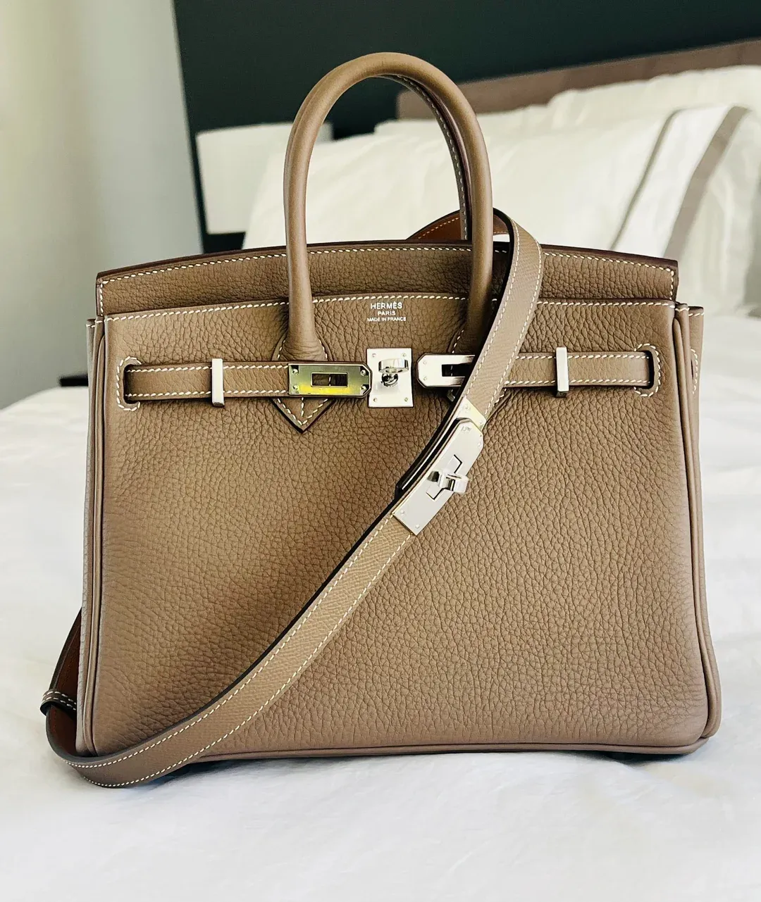 Étoupe 大象灰 Kelly Belt 配同色 Birkin 手袋,整體低調優雅,辦公或正式場合都啱。