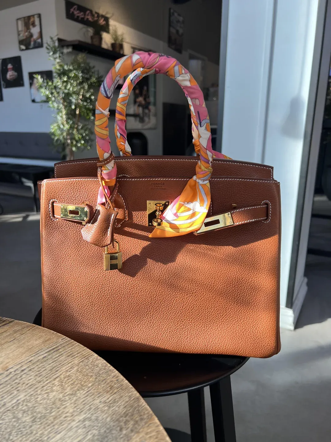 Barenia Faubourg&nbsp;表面較細緻，光線下帶微微光澤