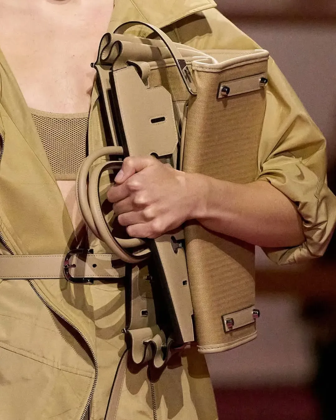 Birkin À l’Envers&nbsp;外觀示意。由於設計較為隨性，不少用家形容整體感覺更接近&nbsp;casual tote bag，而非傳統Birkin&nbsp;嘅正式風格。