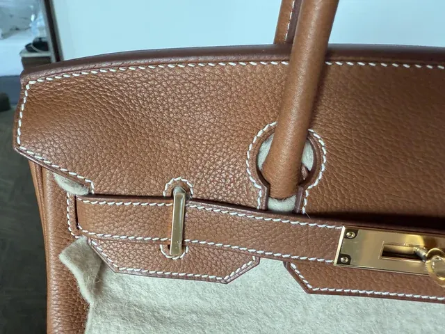 有用家分享&nbsp;Barenia／Barenia Faubourg&nbsp;皮革隨使用時間逐漸形成&nbsp;patina（自然光澤）及使用痕跡。雖然表面出現刮痕，但仍然表示欣賞其隨時間變化嘅質感，同時亦提到相關款式供應不穩定，需要等待下一次入手機會。