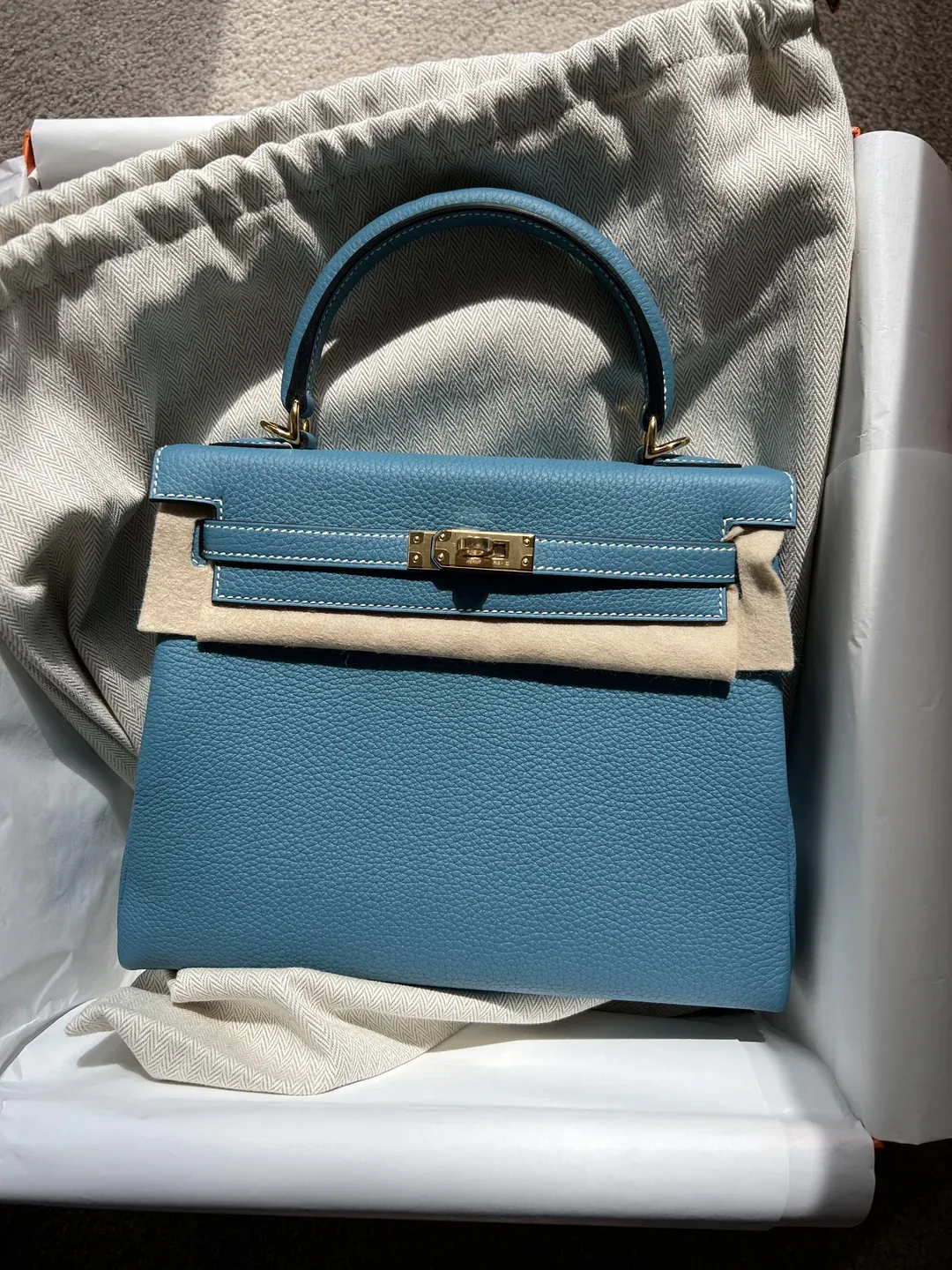 有用家分享自己喺一次購物後收到&nbsp;SA&nbsp;驚喜安排，入手一個&nbsp;Bleu Jean&nbsp;配色嘅&nbsp;Hermès Kelly bag。佢表示平時多數使用黑色同棕色手袋，今次呢個款式同顏色正好填補衣櫃中嘅空缺，並詢問其他人會點樣配搭。