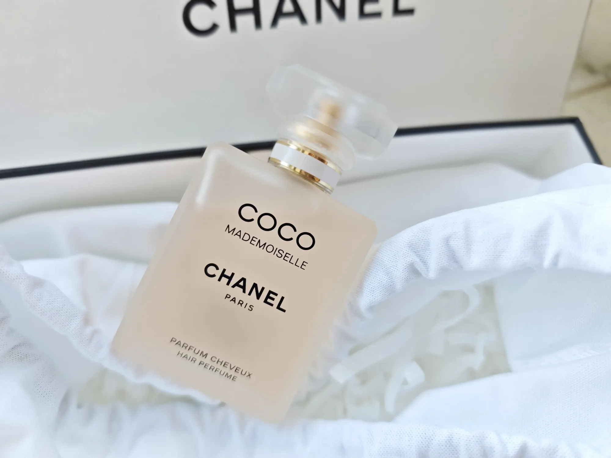 有網民關注&nbsp;Chanel&nbsp;髮香噴霧嘅使用方法同安全性，例如點樣使用先可以令香味更持久，以及長期使用會否對頭髮或頭皮造成影響；相關討論亦引伸出不同用法建議（如噴於梳子）同對配方溫和度嘅關注。