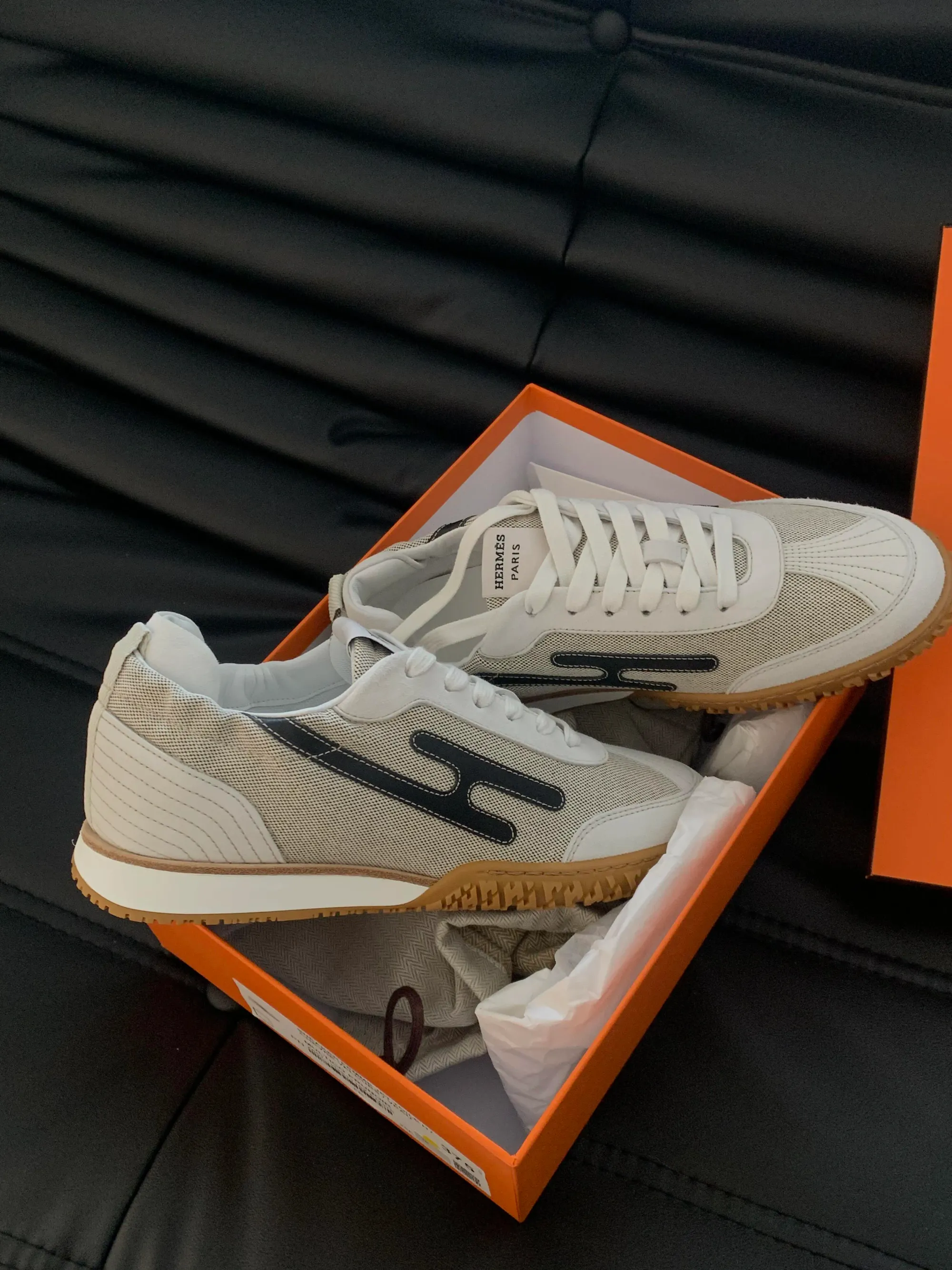 Hermès Jet Sneakers 設計多為皮革與麂皮(suede)拼接,用家討論指出麂皮外觀柔和,但在雨天或遇水後需要較多保養與清潔。