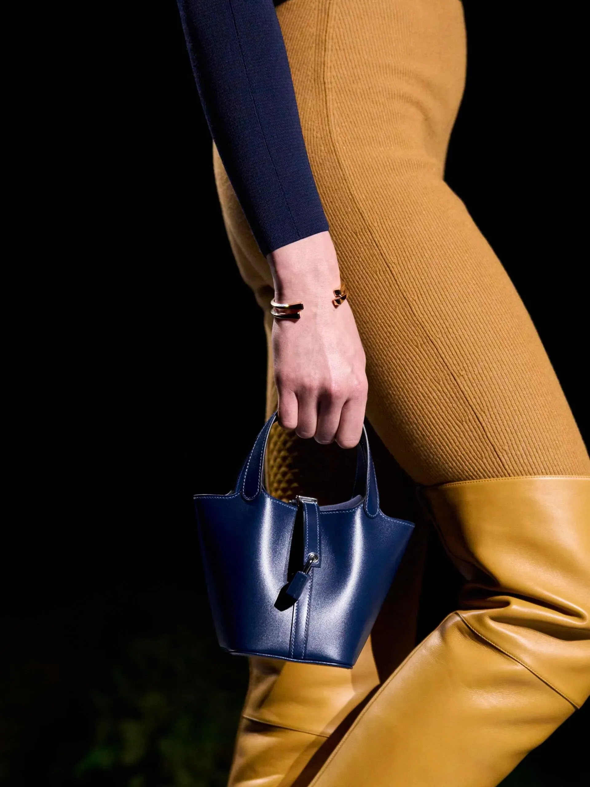 FW2026&nbsp;天橋造型中出現極細尺寸&nbsp;Picotin。