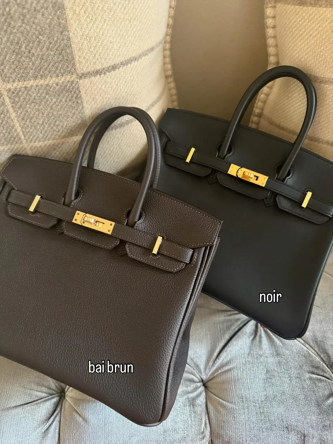 另一網民分享 Birkin 25 Bai Brun 與 Birkin 25 Noir 並排比較,可見 Bai Brun 為深棕色調,而 Noir 則為純黑色,兩者在光線下呈現不同層次。