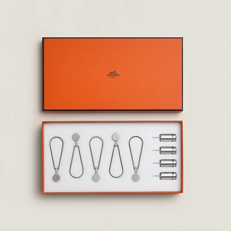 Hermès&nbsp;官方&nbsp;Scarf Display System&nbsp;絲巾掛牆裝置，利用&nbsp;Clou de Selle&nbsp;磁鐵同鋼索固定絲巾展示。 &nbsp;