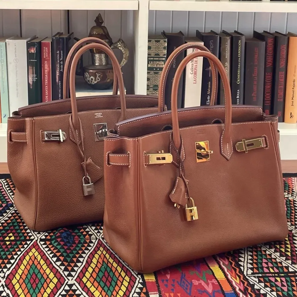 用家實際選擇傾向後為&nbsp;Birkin 30 Gold Togo（配銀色五金），前為&nbsp;Barenia Faubourg（配金色五金），可見兩種皮革於紋理及光澤表現上存在差異。