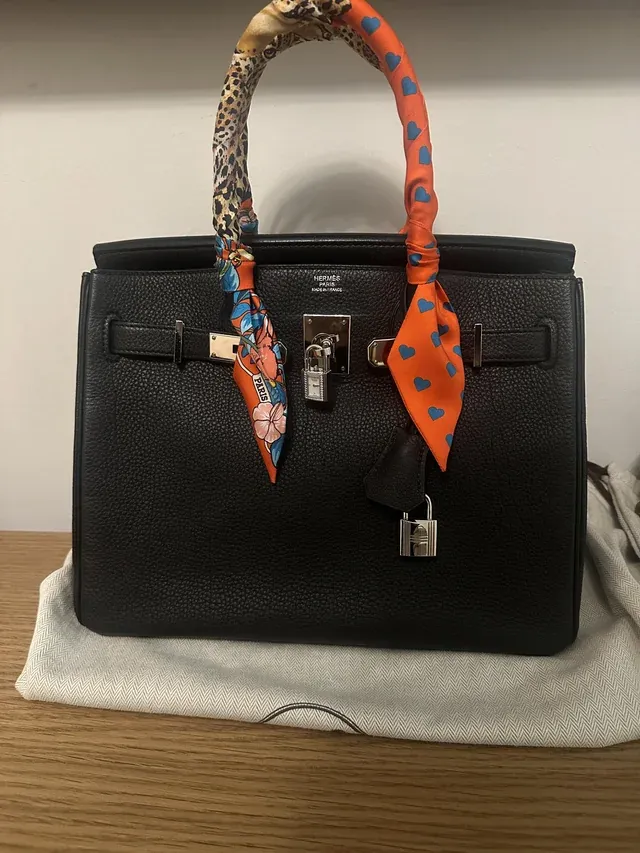 有用家將&nbsp;Kelly Watch&nbsp;錶面作為吊飾，配搭&nbsp;Birkin 30&nbsp;手袋使用，展示其作為袋飾嘅另一種用法。