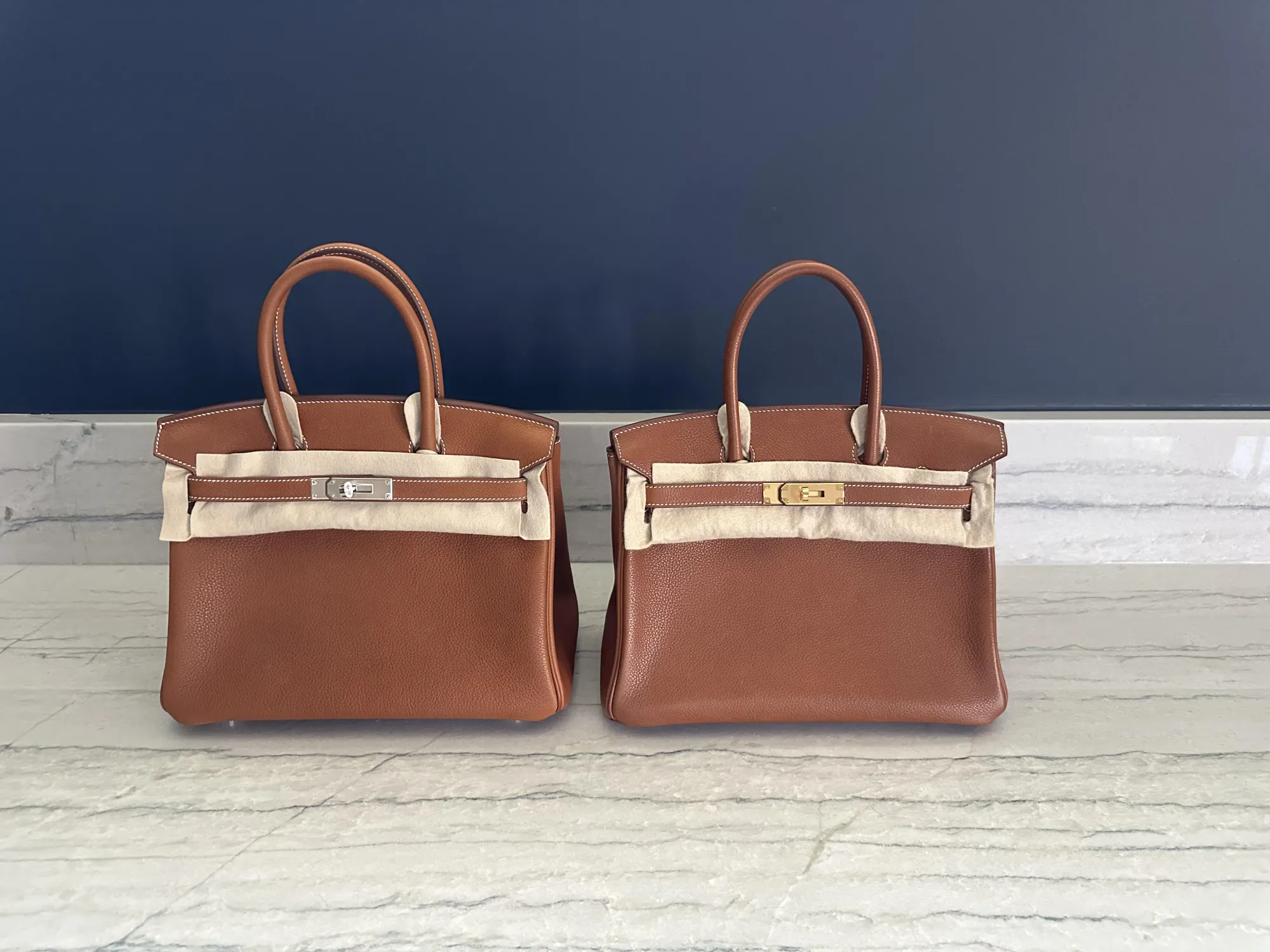 Barenia Faubourg&nbsp;配上銀扣(左)與金扣(右)的對比