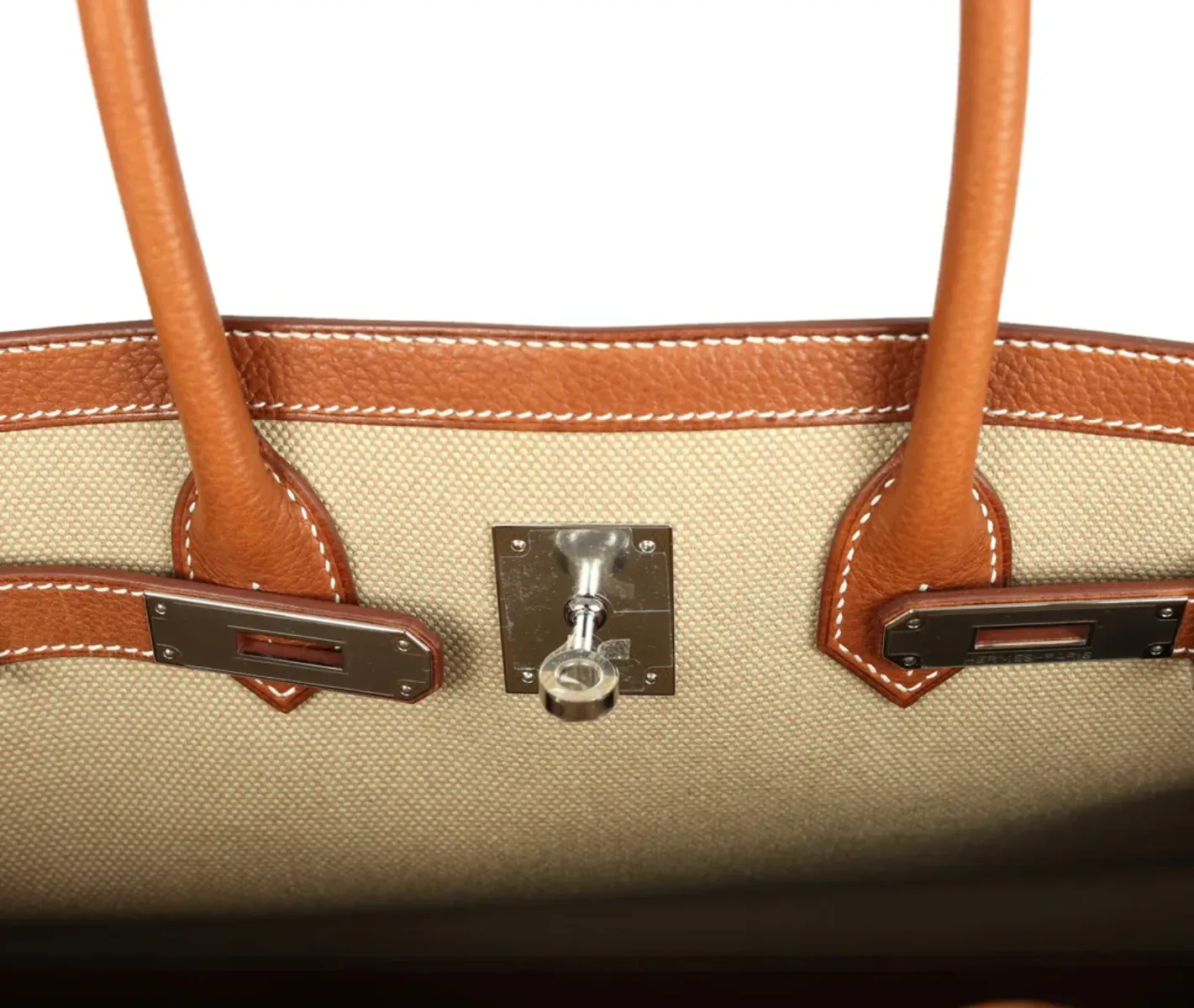 Birkin À l’Envers&nbsp;的內部結構與傳統&nbsp;Birkin&nbsp;不同，部分扣帶與五金設計於袋內側，屬於較少見嘅設計。