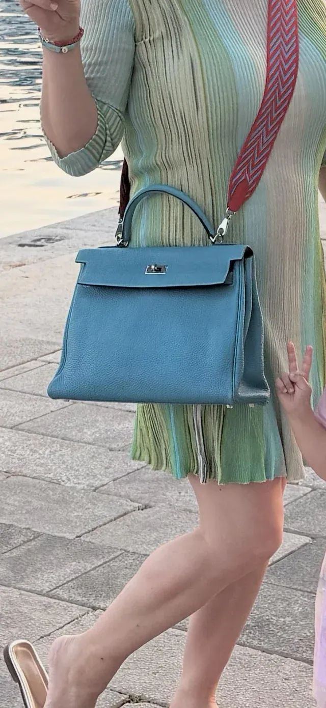 有用家分享自己擁有一個較早期嘅&nbsp;Bleu Jean Kelly Bag，並表示呢個顏色其實幾難配搭，因為佢既唔完全係藍色，亦唔算綠松石色，而係介乎兩者之間嘅色調。