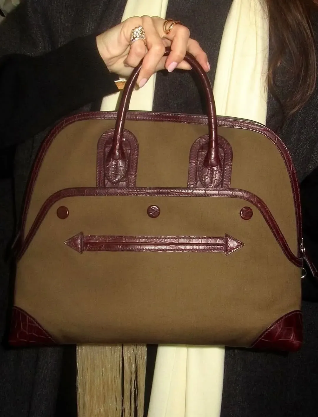 Hermès Bolide bag&nbsp;同樣出現類似外層&nbsp;cover&nbsp;設計，反映同一功能性造型思路延伸。
