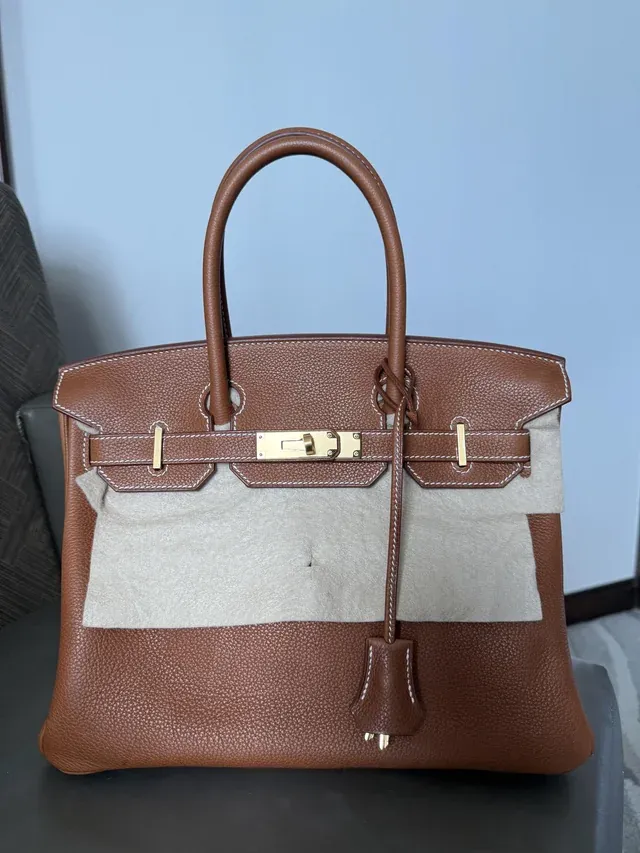 用家展示手袋側面凹痕情況，並指出該位置凹陷相對較為明顯，與其他角度相比更容易察覺。