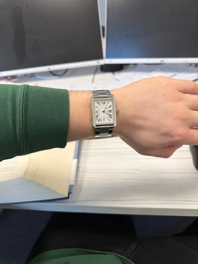 有用家表示自入手後整體使用體驗良好，但指出錶殼較容易刮花，且約&nbsp;42&nbsp;小時動力儲存表現一般；同時提到正考慮為婚禮更換錶帶，但亦欣賞金屬鏈帶嘅日常佩戴感。