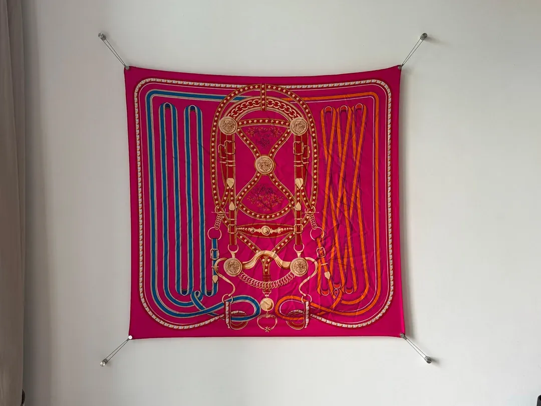 喺討論區之中，亦有用家分享自己搵到結構類似嘅絲巾掛牆系統嚟展示&nbsp;Carré 90&nbsp;絲巾，同樣利用磁鐵固定布料，方便更換唔同設計。