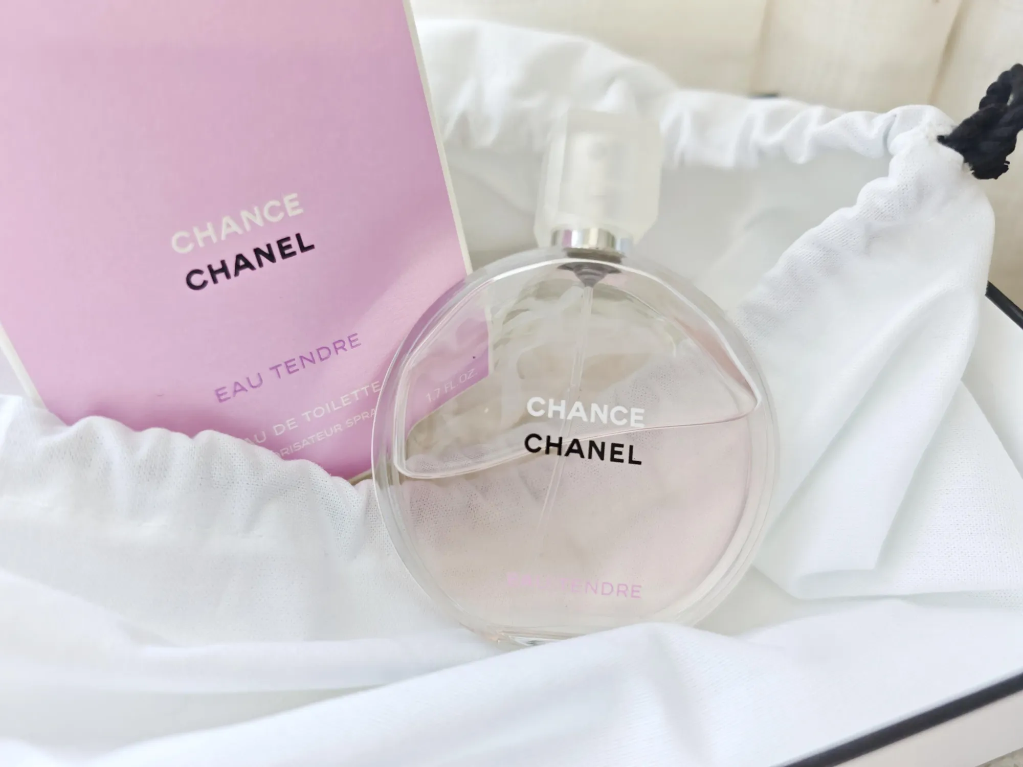 常見約35ml容量，適合放入手袋或旅行使用。