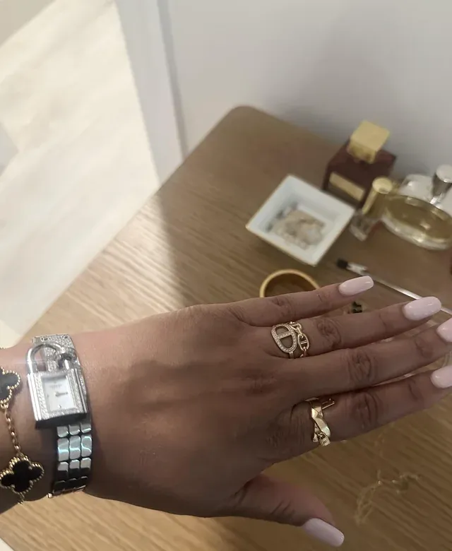 有用家分享對&nbsp;Kelly Watch&nbsp;情有獨鍾，要預訂約半年先成功買到。平日多數當手錶佩戴，同時亦可拆下鎖頭作為手袋吊飾，或配搭&nbsp;clochette&nbsp;當頸鏈使用，展現多種佩戴方式。