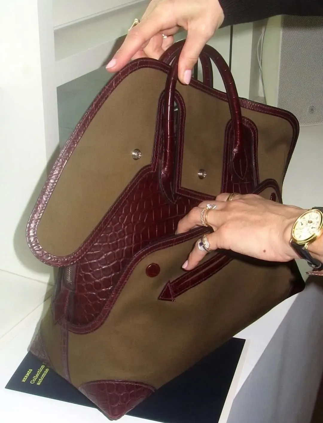 整體嚟講，外層&nbsp;cover&nbsp;設計評價較兩極，有人欣賞其功能性與新鮮感，亦有人對外觀持保留態度。