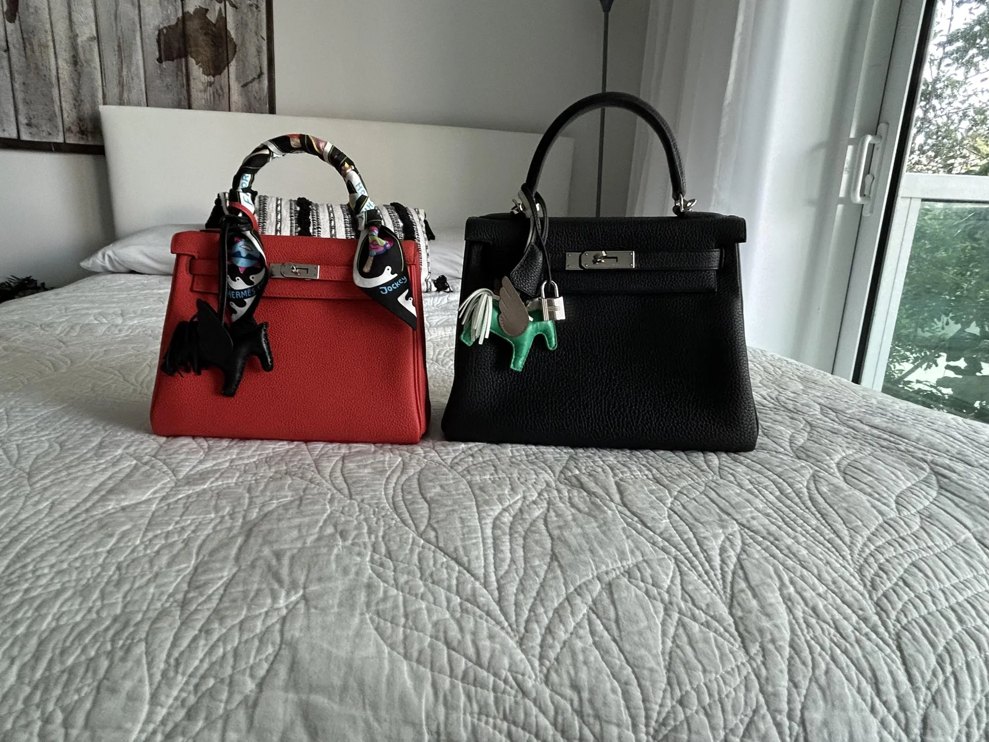 Kelly 25 vs Kelly 28對比&nbsp;Kelly 25 (左)&nbsp;與&nbsp;Kelly 28 (右)&nbsp;外觀差異。