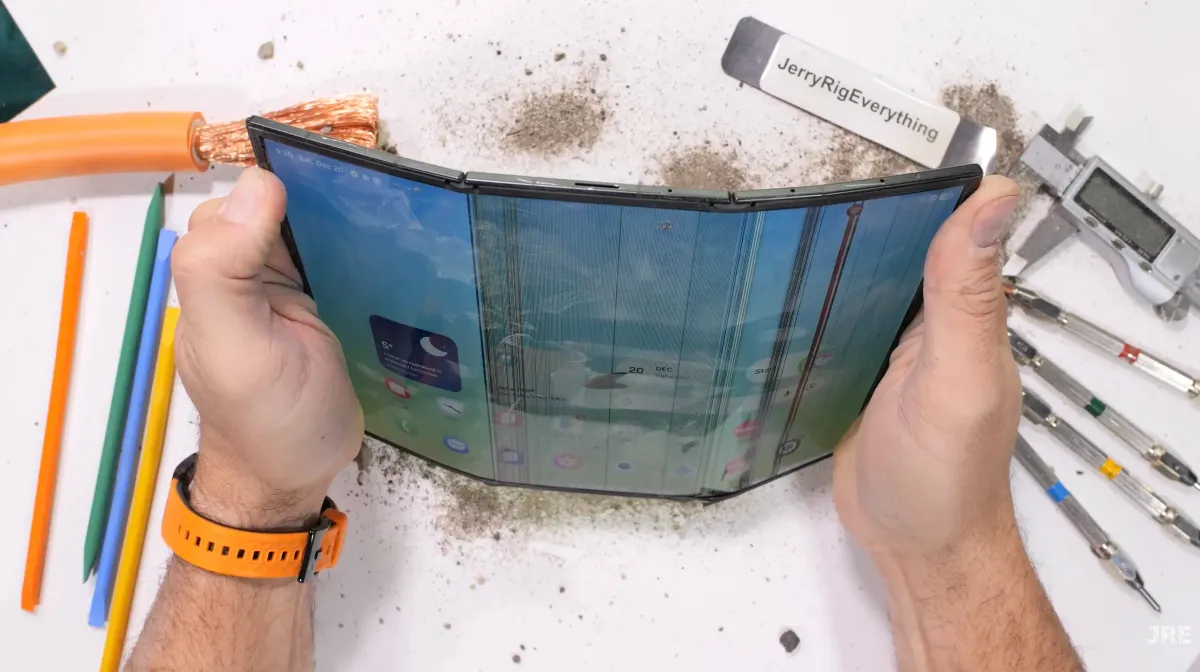 Samsung Galaxy Z 三摺機通過刮花測試　卻未能捱過 JerryRigEverything 彎曲測試？