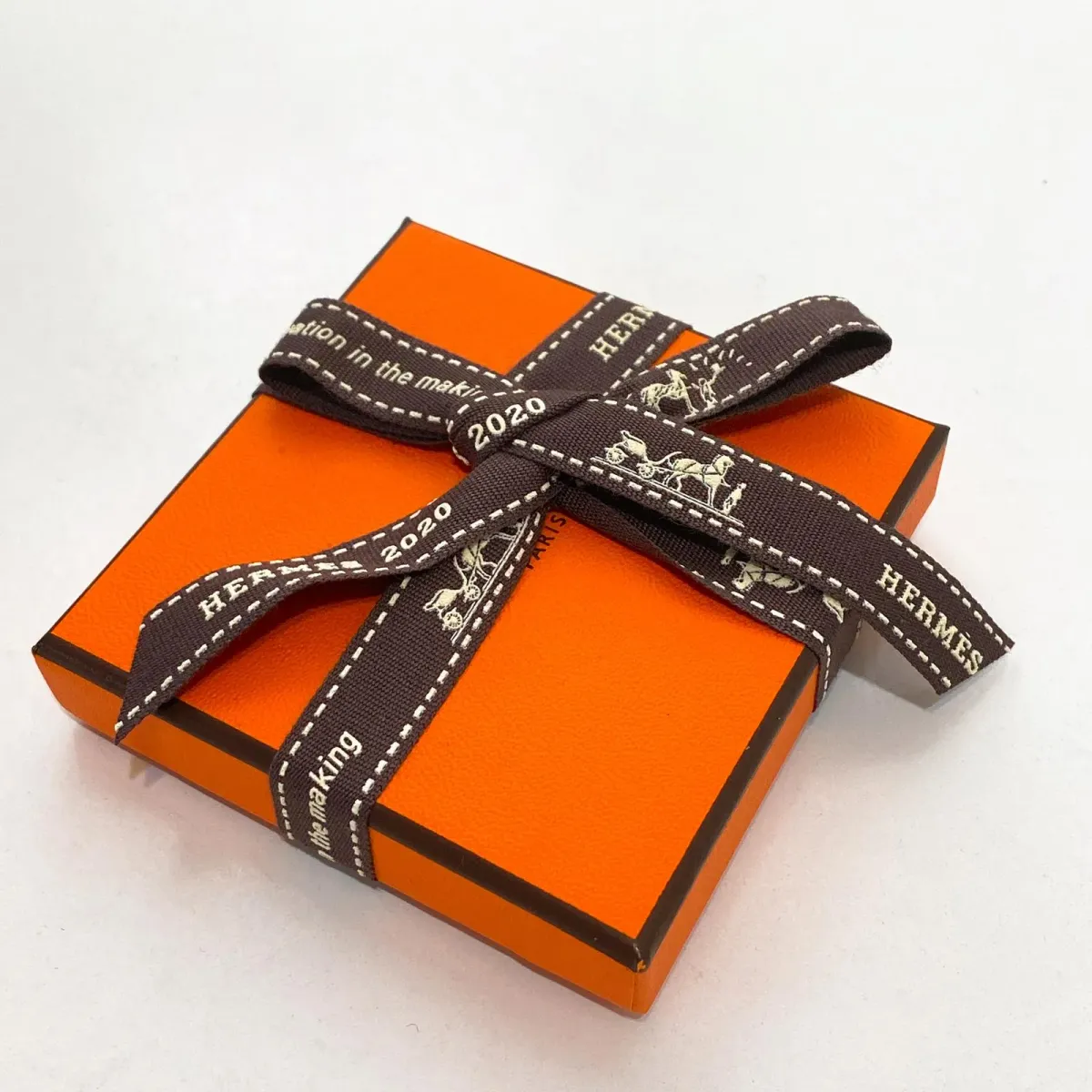 Hermès|由 1993 到 2026 馬年：Hermès 年度包裝絲帶，點解只有馬迷先會真正留意？