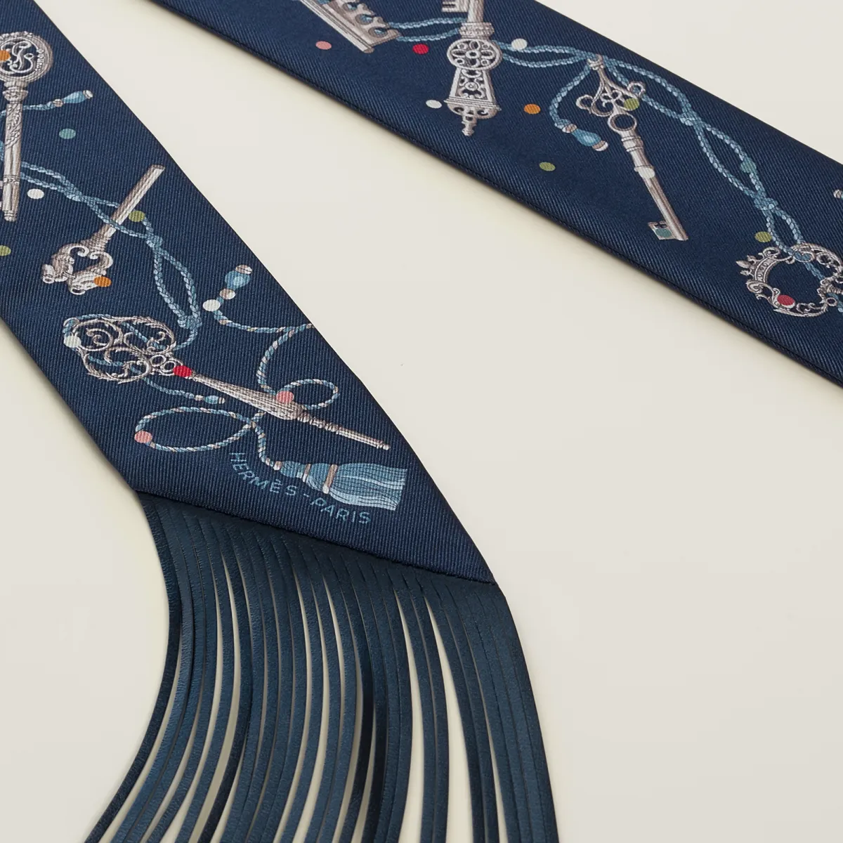 Hermès| 流蘇 Twilly 官網突現 Les Clés à Pois Leather Fringes 設計、定價與入手難度分析