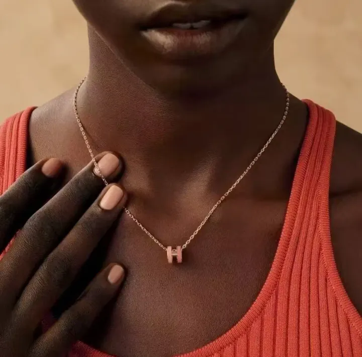 Hermès|愛馬仕2025新色 Mini Pop H Rocabar 系列：雙色項鏈 + 耳環，仙氣爆棚！(資料來源：Hermès官方網站)