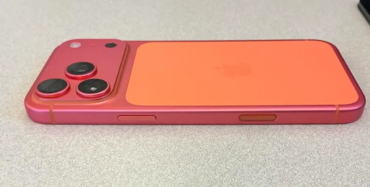 iPhone 17 Pro宇宙橙變玫瑰金? Apple:有清潔iPhone指引!📱(資料來源:社交平台)