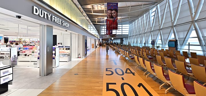 遊日|新千歲機場 國際安檢後 6間免稅店必掃。(資料來源：新千歲機場官方網站)