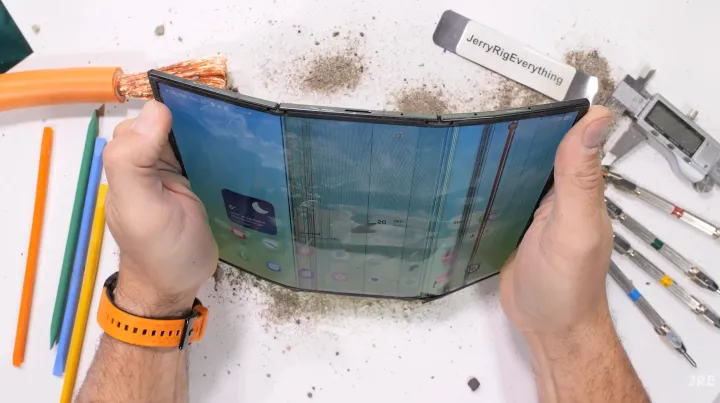 Samsung Galaxy Z 三摺機通過刮花測試　卻未能捱過 JerryRigEverything 彎曲測試？