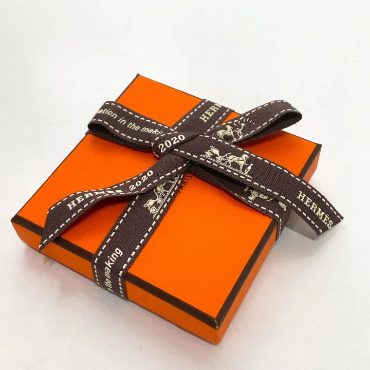Hermès|由 1993 到 2026 馬年：Hermès 年度包裝絲帶，點解只有馬迷先會真正留意？